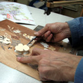 Alegerea și potrivirea furnirelor Alegerea și potrivirea furnirelor — proces de intarsie în atelier