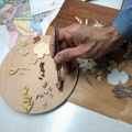 Detaliile compoziției Detaliile compoziției — proces de intarsie în atelier