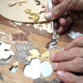 Asamblarea fragmentelor Asamblarea fragmentelor — proces de intarsie în atelier